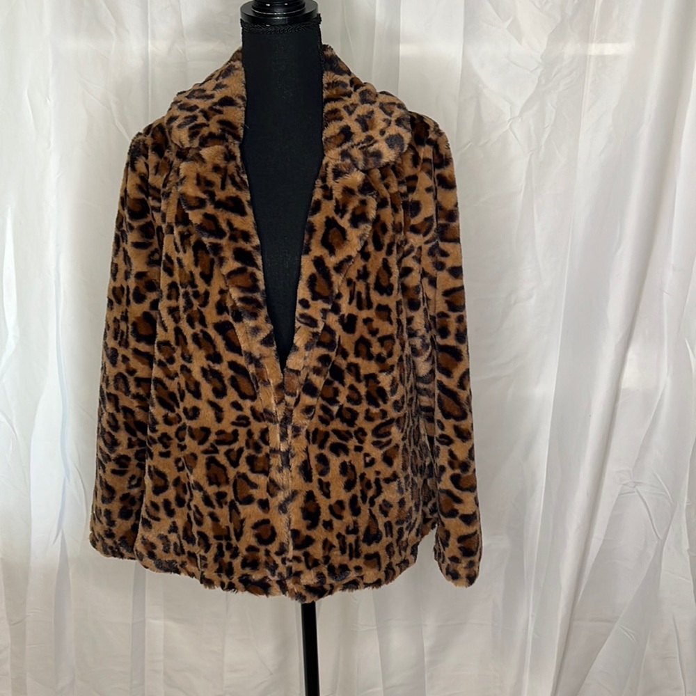 Melissa Paige Faux Fur Leopard Print Jacket with hook and eye closure size Small
